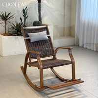 Fauteuil à bascule d'extérieur avec siège tressé, dossier haut et repose-pieds pour terrasse