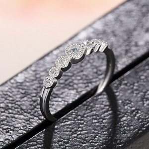 Anello Minimalista Sottile dal Design Elegante e Moderno, Accessorio per Feste, Ufficio e Outfit Quotidiani - Product Image 6