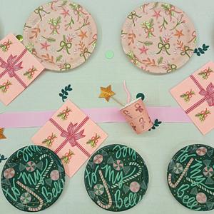 DAMAI - Juego de Vajilla Desechable con Temática Navideña en Rosa y Verde, Platos Redondos de Papel para Postre con Diseño de Bastón de Caramelo - Product Image 1