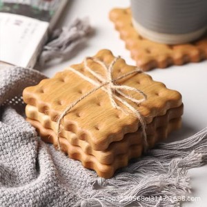 Posavasos de madera con forma de galleta, cuadrados, de madera maciza, aislantes, para tazas de café y té, multiusos - Product Image 1