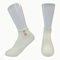 Chaussettes de sport personnalisées pour femmes professionnelles Chaussettes de yoga à la cheville courtes Broderie anti-boulochage sans os antidérapante pour les sports d'automne