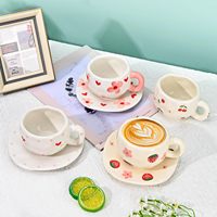 Tasse à café en céramique personnalisable avec ensemble de soucoupes, tasse créative mignonne de cerise, design irrégulier unique pour le thé au latte à la maison et au bureau