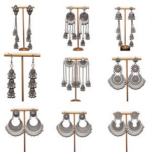 Pendientes de media luna tallados en aleación antigua de alta gama, estilo étnico retro vintage, con borlas de Siam, de inspiración europea y americana, transfronterizos - Product Image 2