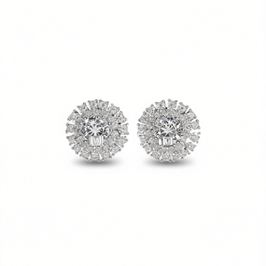 Boucles d'oreilles clous fleur en or blanc avec cristaux ronds sertis griffe, bijoux de mariage classiques pour femme - Product Image 1