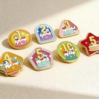 Badge décoratif en métal plaqué, forme personnalisée, émail dur, motif gâteau numérique de dessin animé, pour cadeau d'anniversaire d'entreprise
