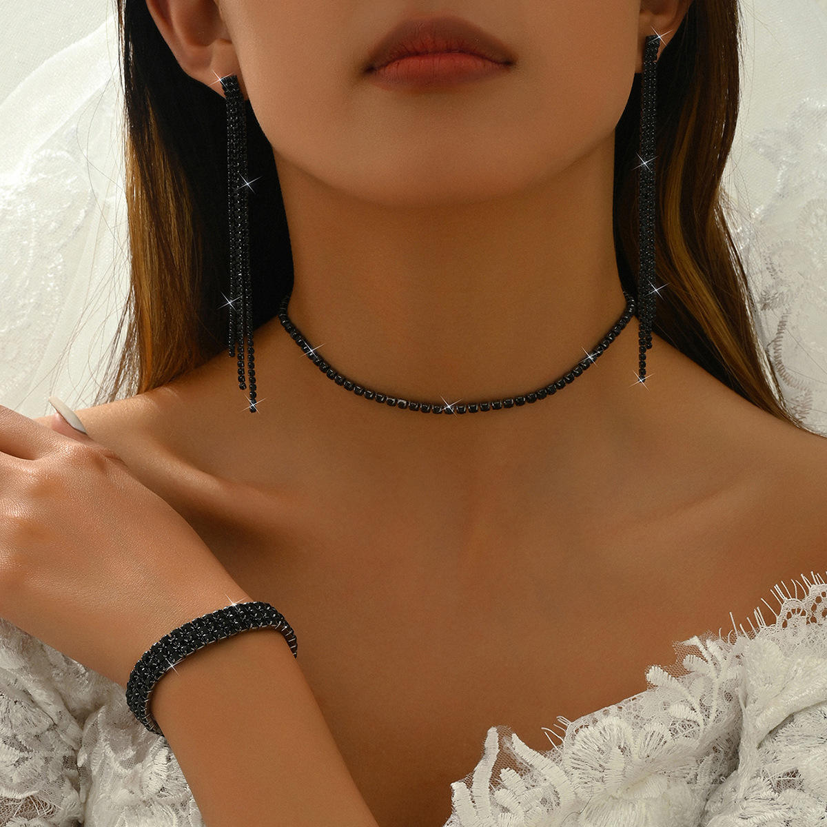 สีเงินและสีดำ