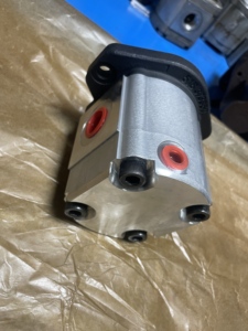 Bomba de engranajes hidráulica SNM2.L/8 CI06 MBZ de alta resistencia, externa, en stock para equipos móviles - Product Image 5