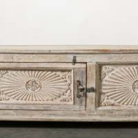 Table basse en bois de teck indien recyclé, finition blanchie, sculptures complexes, textures uniques, rangement pratique pour la maison