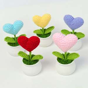 Maceta de Flores Artificiales Hechas a Mano con Corazón de Ganchillo para Halloween, Graduación, Día del Padre y Otras Ocasiones - Product Image 1