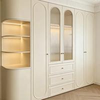 Étagères de garde-robe autoportantes personnalisées avec éclairage LED, en bois massif, à poser au sol, pour appartement, organisation moderne de dressing