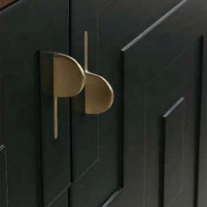 ตู้ไซด์บอร์ดไม้วอลนัทพร้อมอุปกรณ์ทองเหลืองเคลือบสีดำ - Product Image 2