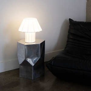 Lampe de table minimaliste en fausse soie 320x310mm, lampe LED décorative pour chambre à coucher et salon avec interrupteur - Product Image 4