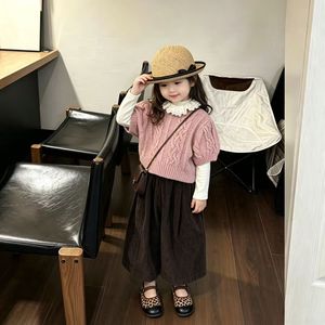 Completo Autunnale per Bambine: Top Rosa <span class=keywords><strong>a</strong></span> Maglia Intrecciata con Maniche <span class=keywords><strong>a</strong></span> Sbuffo e <span class=keywords><strong>Pantaloni</strong></span> Marroni in <span class=keywords><strong>Velluto</strong></span> <span class=keywords><strong>a</strong></span> <span class=keywords><strong>Coste</strong></span>, Stile Casual Coreano - Product Image 3
