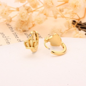 Boucles d'oreilles créoles couronne en acier inoxydable de qualité supérieure pour femmes, plaquées or 18 carats avec zircon, style tendance, cadeaux de fêtes, vente en gros - Product Image 2