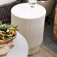 Meilleures ventes Table d'appoint cannelée blanche Petite table de chevet conviviale pour la chambre à coucher