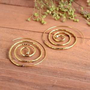 Pendientes de Aro en Espiral Chapados en Oro con Diseño Martillado - Regalo de Lujo para Mujer y Diseño Espiral de la Vida para Fiestas - Product Image 1