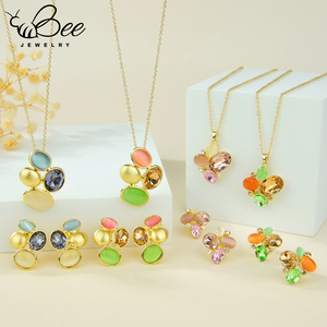 Juego de Joyería de Lujo con Collar y Aretes Geométricos de Cristal Chapado en Oro de 14K para Mujer, Diseño Original y Especial para Bodas y Fiestas - Product Image 1