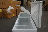 Congélateur vitrine industriel sans portes (ouvert) pour le stockage des aliments