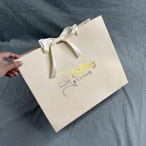 Sac en papier pêche de luxe personnalisé avec logo noir pour l'emballage de bijoux, cosmétiques et lunettes, avec poignée en ruban - Product Image 6