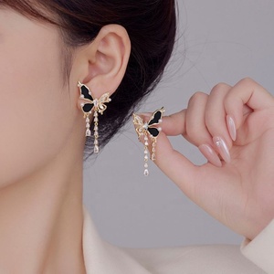 Boucles d'oreilles d'été haut de gamme, style luxe léger, asymétriques, en cuivre plaqué or, avec pendentif papillon en diamant et géométrique - Product Image 2