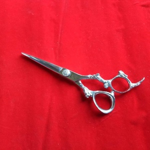 Cisaille à ciseaux de coupe de cheveux de barbier professionnel avec poignée de Dragon lame en acier inoxydable lame droite outil de beauté à pointe émoussée - Product Image 2