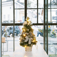 Kleiner, vorbeleuchteter künstlicher Mini-Weihnachtsbaum (weniger als 30 cm hoch) mit LED-Lichtern, Kugeln, Tannenzapfen und Schleifen für Tisch oder Schreibtisch – Klassiker