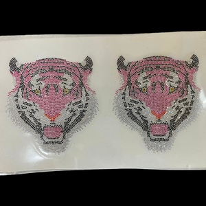 Neon Pinky Tiger Head Custom Tiger Rhinestone Transfers Camisas Precio de fábrica al por mayor a granel Hotfix Crystal Motif - Product Image 1
