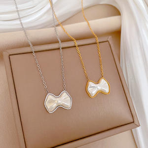 Collier Pendentif Nœud G Fashion en Alliage de Zinc avec Perles et Breloque Nœud en Perle d'Eau Douce, Plaqué Or 18K, Tendance Minimaliste, Cadeau Unisexe - Product Image 1