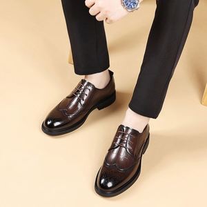 รองเท้าบูทหุ้มข้อทรงคลาสสิค หนังแท้ ลายสลักเพ้นท์มือ พื้นนุ่ม น้ำหนักเบา สวมใส่ง่าย สไตล์อังกฤษ - Product Image 4