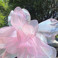 Centre de table floral géant en organza blanc au design innovant et éthéré, pétales texturés pour scène de mariage et toile de fond d'événement