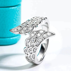 Anello Ali d'Angelo per Donne, Design Metallico Lucido e Fantasioso, Regolabile, Gioiello Elegante per Uso Quotidiano - Product Image 1
