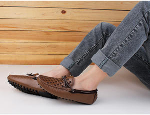 Un homme porte des mocassins en cuir véritable avec un motif tissé, une paire de chaussures plates formelles pour hommes, chaussures de conduite. - Product Image 6