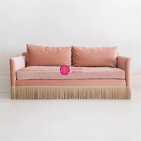 Canapé en velours Yicheng au design moderne et élégant avec jupe à franges et pompons en plumes, idéal pour salon et hôtel - Vente de mobilier