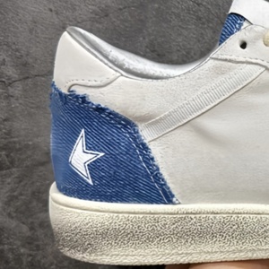 รองเท้าลำลองผู้ชายสไตล์สตรีทแฟชั่น ดีไซน์ลายปะติดสีน้ำเงินและสีขาว รองเท้าเดินหรูหราจากดีไซเนอร์ - Product Image 3