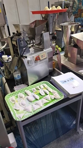 Machine à faire des <span class=keywords><strong>raviolis</strong></span> JGT-60, machine à faire des samosas, des gyozas, des empanadas, des rouleaux de printemps, machine à farcir, <span class=keywords><strong>raviolis</strong></span> <span class=keywords><strong>chinois</strong></span> à la viande <span class=keywords><strong>pour</strong></span> restaurant, marque Haerbin - Product Image 4