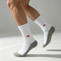 Chaussettes de sport en coton pour hommes avec logo brodé personnalisé OEM de haute qualité, conception de broderie personnalisée, vente en gros ODM