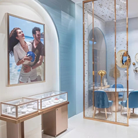 Vitrines de présentation de bijoux haut de gamme en acier inoxydable doré avec éclairage LED, accessoires de comptoir et présentoirs en verre et cuir PU