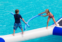 Vente en gros de pont flottant gonflable pour l'équilibre aquatique 6x2x0.5m avec plateformes d'extrémité triangulaires renforcées et tapis flottants latéraux
