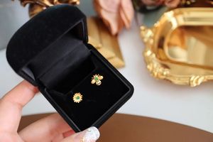 Xinfly Fashion Jewelry 18K Gold and White Natural Diamond Bee and Flower Make up One <b>Set</b> Ear <b>Stud</b> - Product Image 4