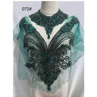 Robe de mariée artisanale lourde et écologique, cousue à la main, avec de grands découpes, en maille 3D et strass en verre pour vêtements