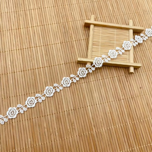 Passamaneria in <span class=keywords><strong>pizzo</strong></span> Siqunce, passamaneria ricamata con fiori <span class=keywords><strong>e</strong></span> perle, passamaneria in poliestere elasticizzato 5/8, bianco oro - Product Image 2