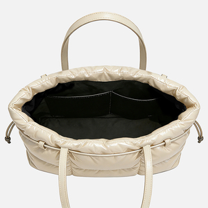 Sac fourre-tout matelassé brillant et rembourré, avec logo personnalisé, détails en cordon de serrage <span class=keywords><strong>beige</strong></span>, poignées en <span class=keywords><strong>cuir</strong></span>, sac à main décontracté et matelassé pour le quotidien - Product Image 3