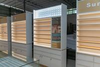Vitrine murale moderne pour magasin de détail avec étagères lumineuses LED, présentoir verrouillable pour cosmétiques, pharmacie, boutique mobile