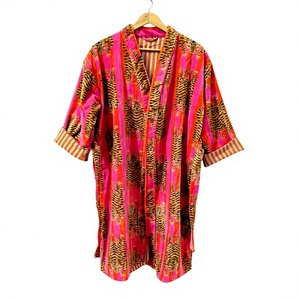 Bata Larga de Mujer con Estampado de Tigre Rosa, Cuello en V, Manga Tres Cuartos, Tejido Suave, Ropa de Estar por Casa, Pijama de Verano - Product Image 1