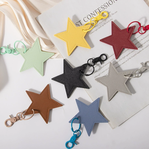 Llavero creativo de cuero PU con estrella de cinco puntas, bolso escolar a la moda, colgante de llavero, caja de regalo pequeña, accesorios al por mayor - Product Image 1