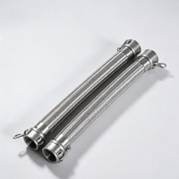 Tuyau flexible en acier inoxydable tressé avec raccords femelles Camlock de type C pour le transfert de fluides industriels.