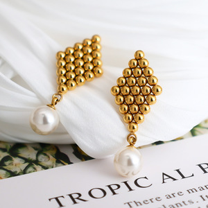 Boucles d'oreilles pendantes géométriques à grappe de perles |   Acier inoxydable plaqué or 18 carats PVD, motifs losanges et cœurs avec perle pour femmes - Product Image 3