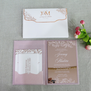 Porte-documents rigide en velours rose avec invitation de mariage en acrylique miroir or rose, cartes et enveloppe en feuille d'or rose - Product Image 1