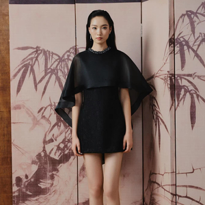 Robe de cocktail élégante et moderne MISTY GRACE, cape légère en organza, esprit asiatique, haute qualité, Vietnam - Product Image 1