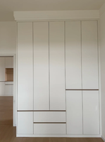 Armoire sur mesure sans poignées, vitrine cintrée intégrée et tiroirs, fourniture directe du fabricant pour projets de construction résidentielle